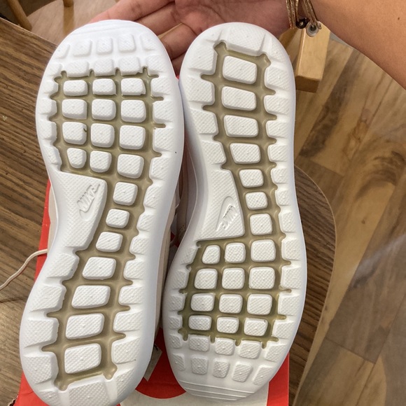 Nike Women’s Roshe Running Shoe in Oatmeal - Picture 5 of 6